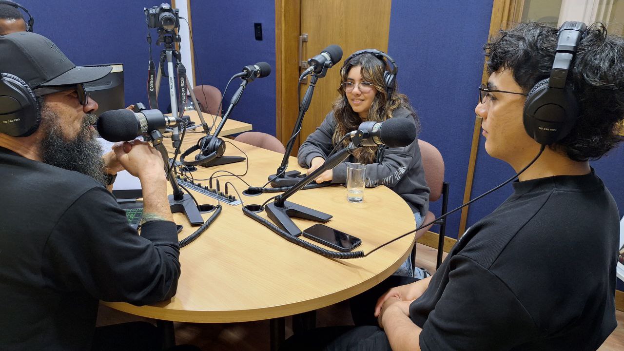Conversación colectiva con micrófonos y audífonos en el estudio de Web3Wasi